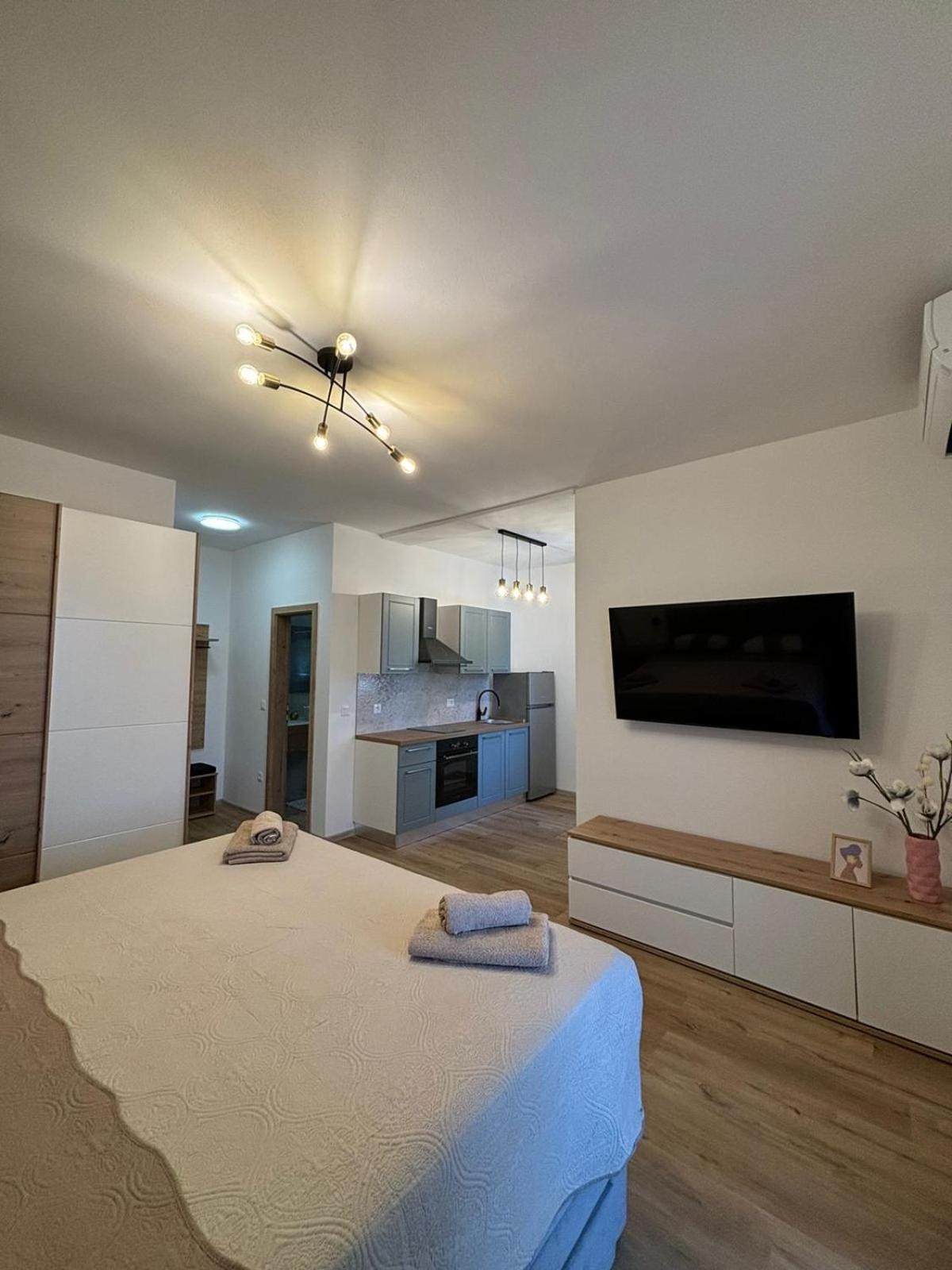 Apartment And Room Marlen Rovinjsko Selo Esterno foto