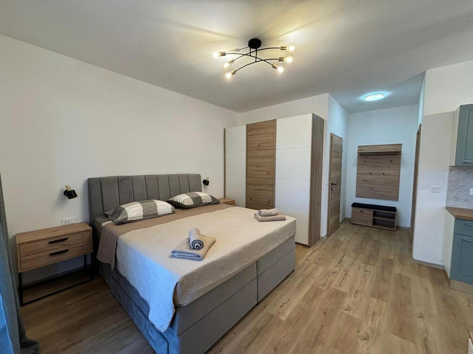 Apartment And Room Marlen Rovinjsko Selo Esterno foto