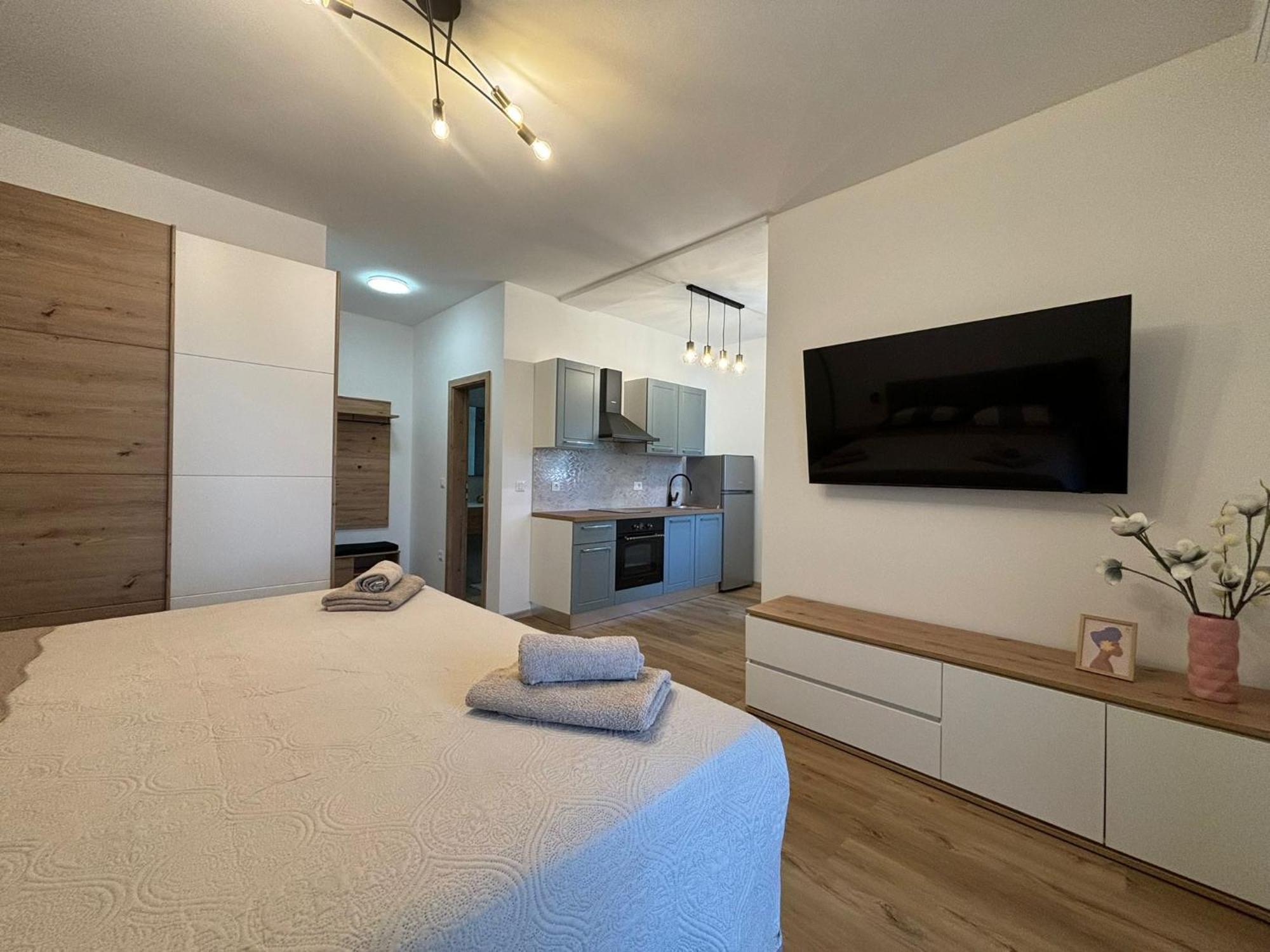 Apartment And Room Marlen Rovinjsko Selo Esterno foto
